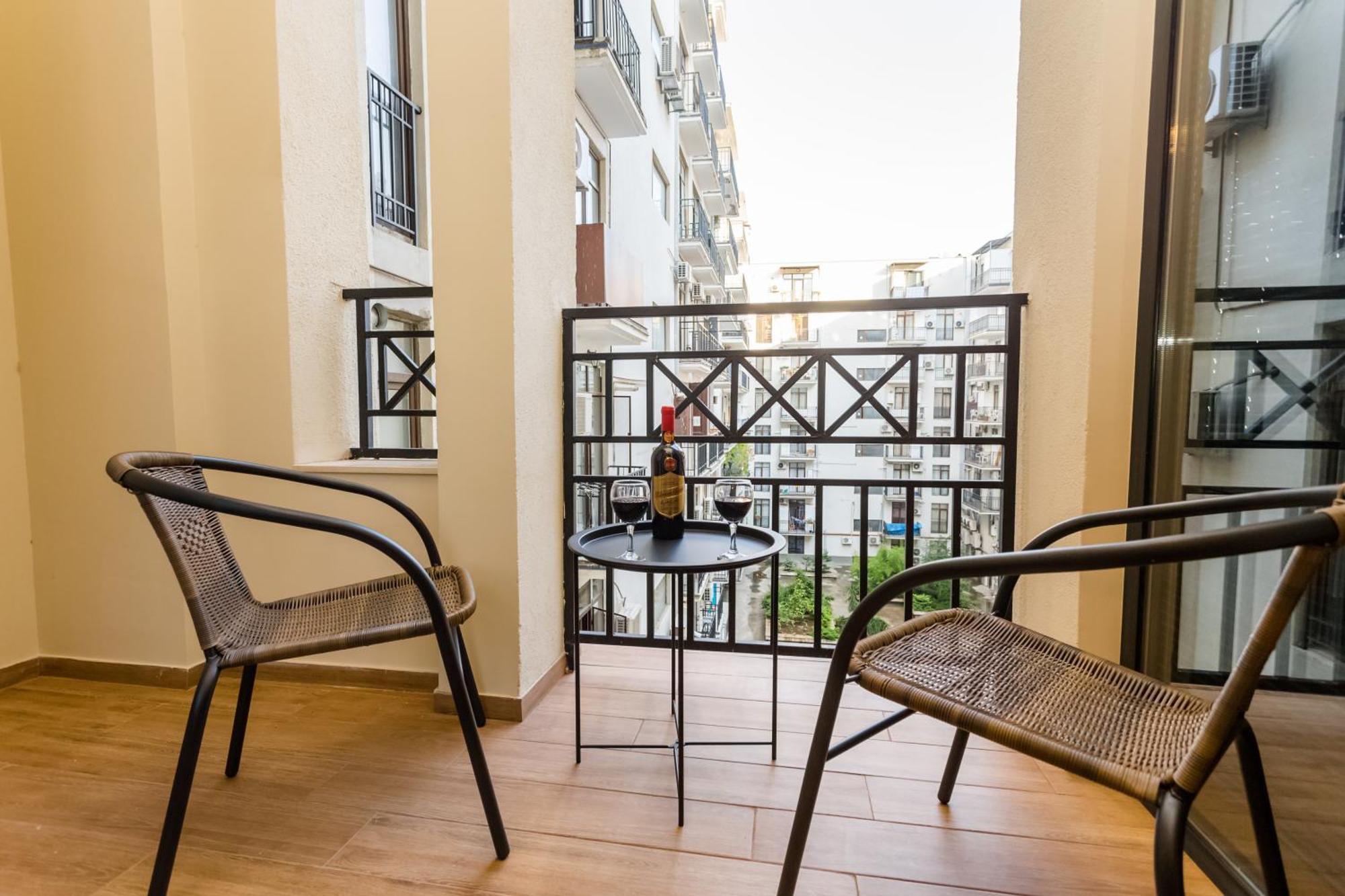 Two Bedroom Apartment In The City Center Tbilisi Buitenkant foto