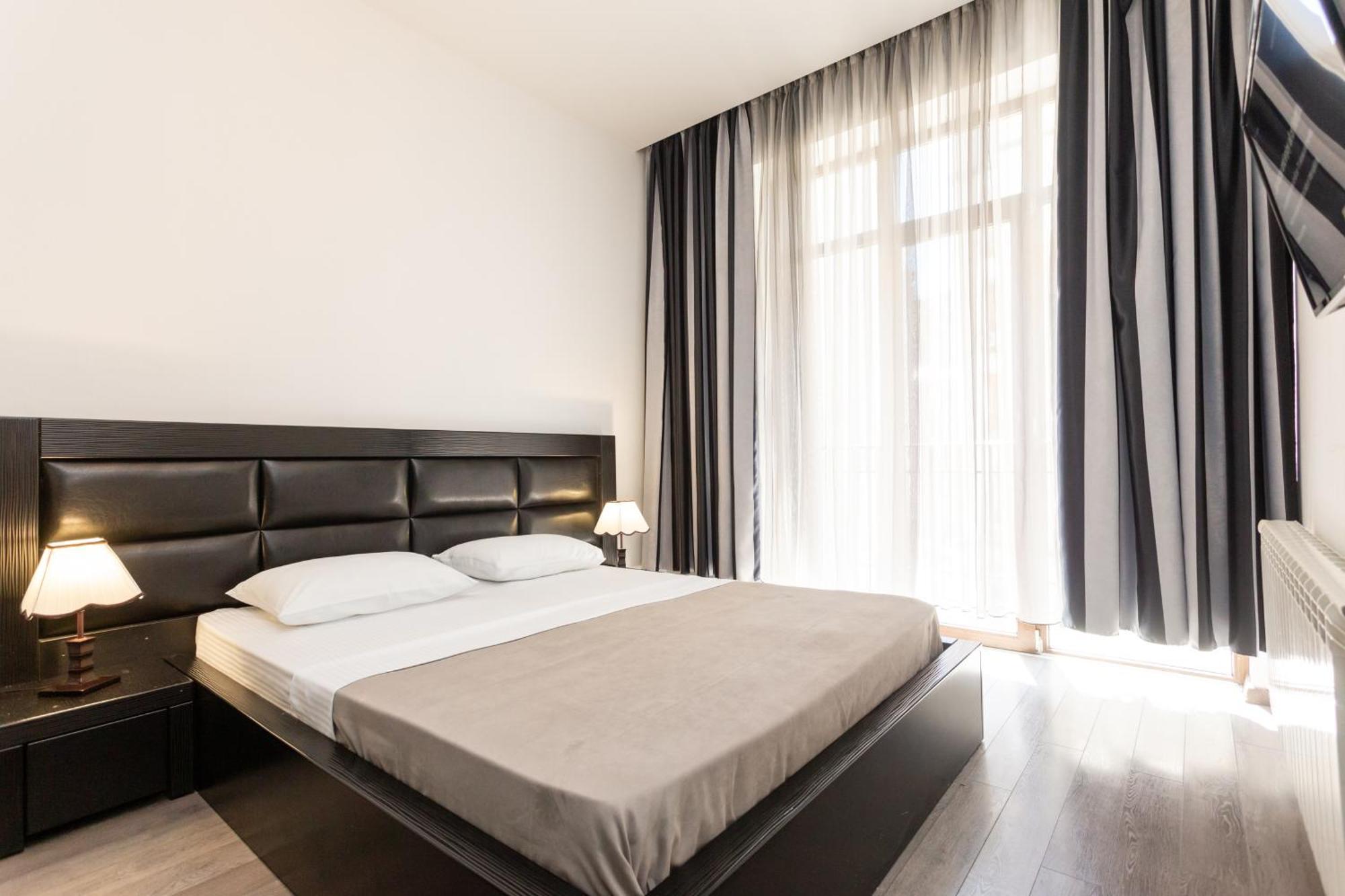 Two Bedroom Apartment In The City Center Tbilisi Buitenkant foto