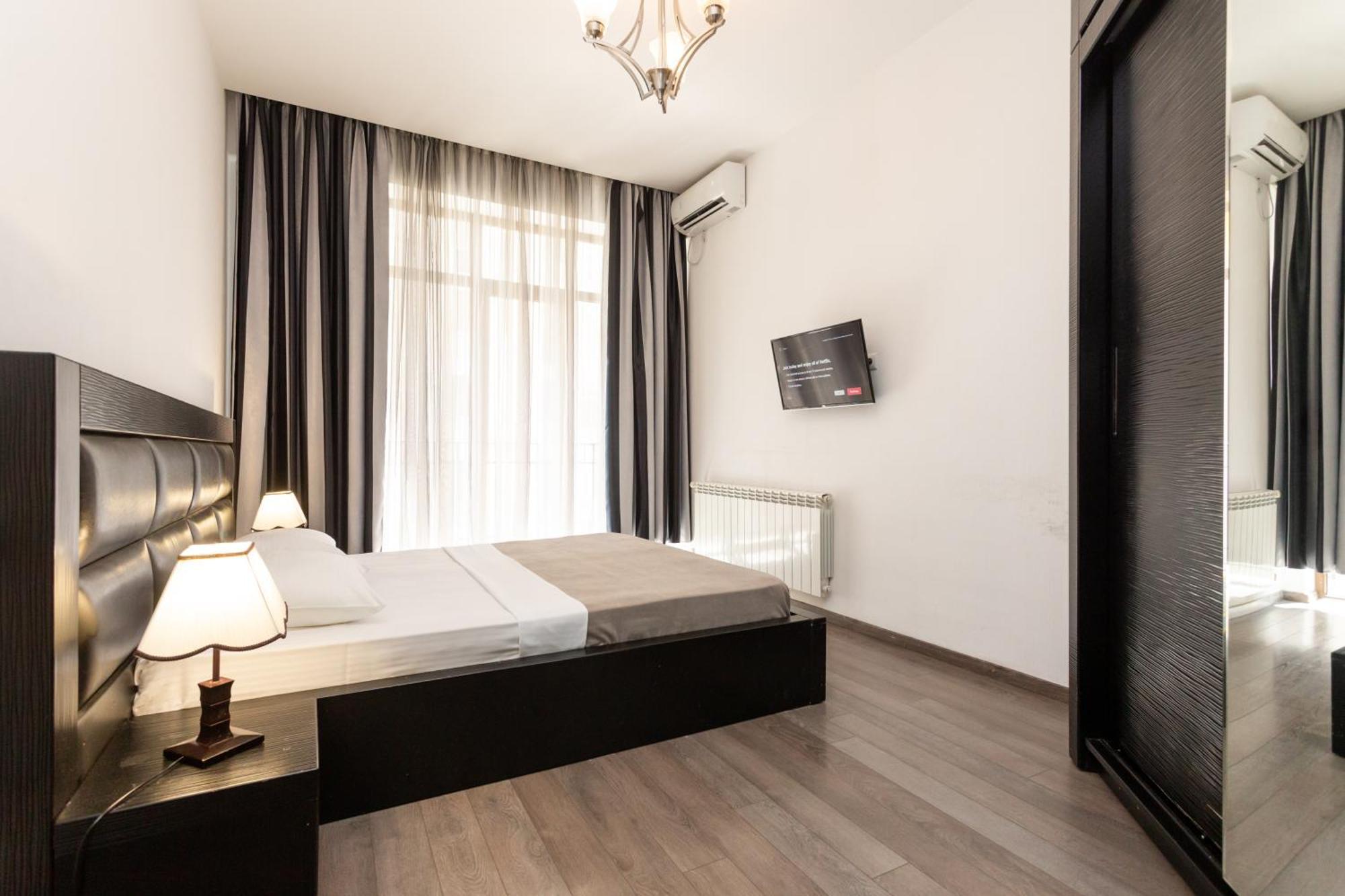 Two Bedroom Apartment In The City Center Tbilisi Buitenkant foto